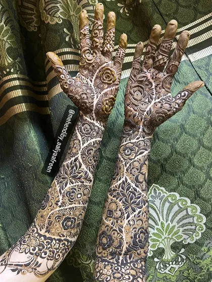 This is the kind of full-coverage bridal mehendi I absolutely love to create. We went for a super intricate, "bhari hui" floral design that extends all the way up the arms, leaving no gaps. It takes hours, but the final look is always worth it.