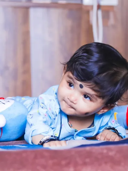 A playful moment during an at-home baby photoshoot. I focus on capturing your baby's developing personality, from curious glances to happy smiles.