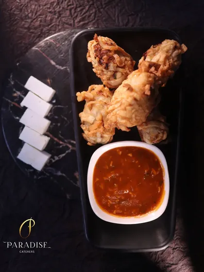 Our Paneer Fritters are an extra crispy and delicious appetizer. Served with a spicy dip, they are a perfect example of a classic Indian delicacy.