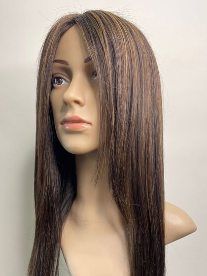 A side view of a highlighted mono base hairpiece. The combination of a natural-looking base and custom color creates a truly personalized and flawless result.