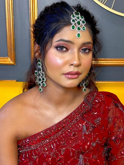 A front-facing view of this gorgeous makeup on dusky skin. You can see how the highlighter catches the light on her cheekbones, creating a healthy, radiant glow that looks completely natural.