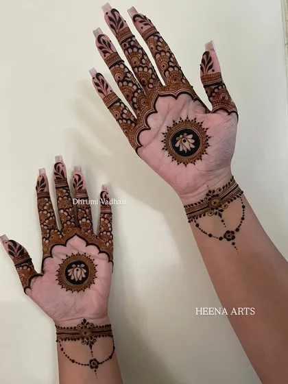 Sometimes, less is more. This minimalist mandala design is perfect for guests who want something elegant and chic without full coverage.