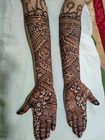 This design demonstrates a beautiful flow and use of repeating patterns to create a sense of rhythm.