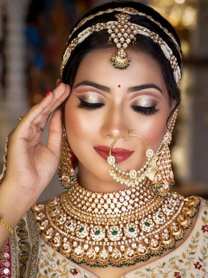 A beautiful Polki choker from our collection, perfect for the bride who wants a traditional yet understated look.