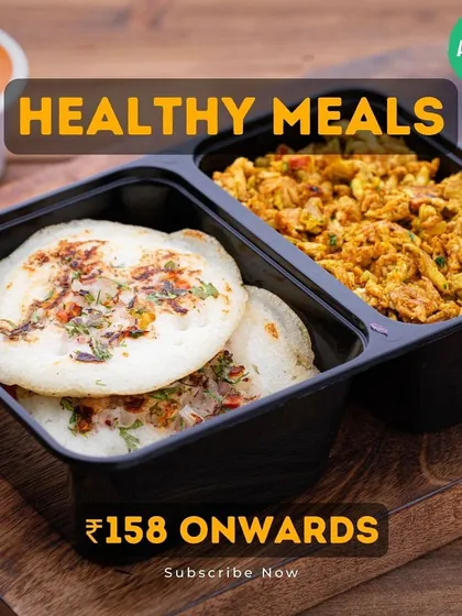 A close up of one of our high-protein breakfast options: fluffy uttapam served with flavourful egg bhurji. Our meals prove that you do not have to sacrifice taste to eat healthy.