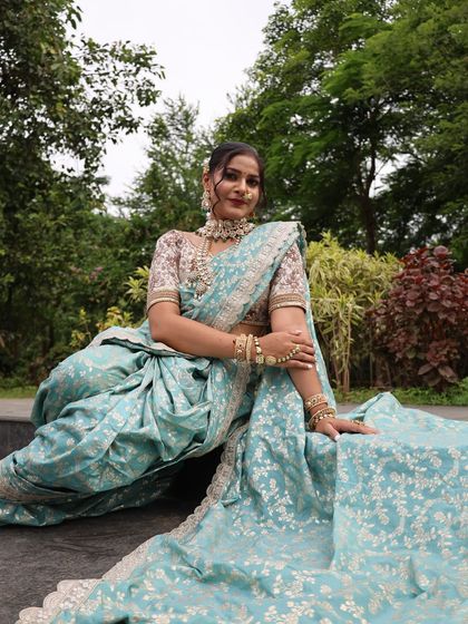 The long trail of the blue Nauvari spread out creates a beautiful, picturesque moment.