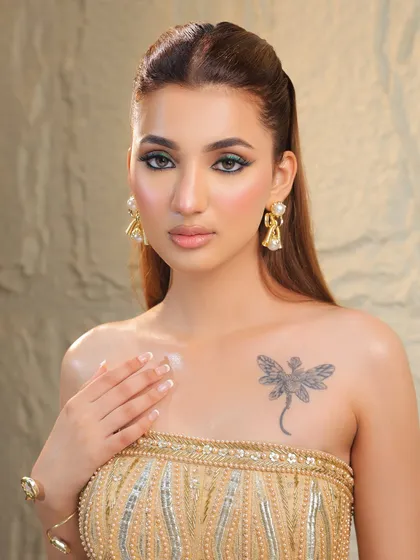 The final portrait of this chic look, where the green liner truly stands out.