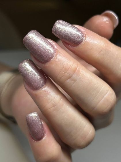 A beautiful rose-gold glitter polish on square-shaped extensions. The warm, sparkling finish is glamorous and perfect for a special occasion.