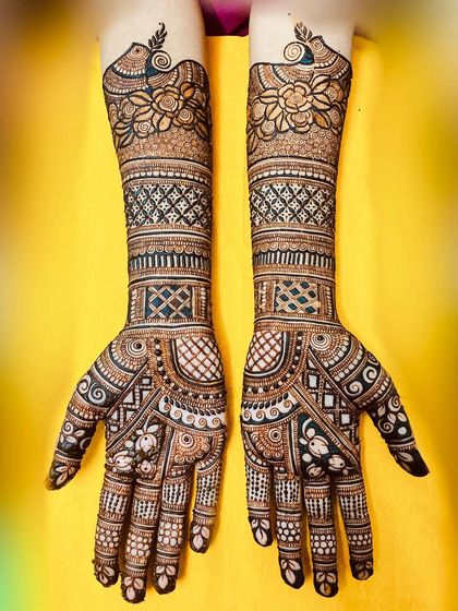 This bridal design is filled with beautiful floral elements and checkered patterns. The balance between dense work and fine lines gives it a classic and elegant feel.