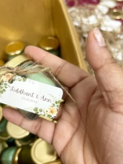 For a more rustic feel, we can use jute string to attach your personalized tags. This small detail adds a lot of charm to the wedding favors.