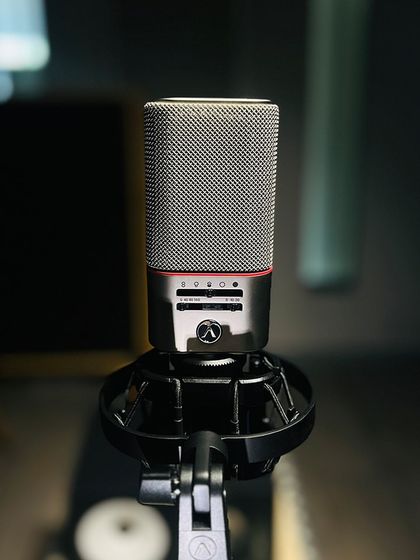 The Austrian Audio OC818 is a modern marvel in microphone technology. Its dual-capsule design allows for incredible precision and flexibility in capturing any sound source.