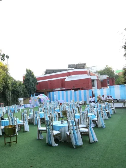 An enchanting outdoor setup for an underwater or mermaid-themed party. The blue and white color scheme, along with the table arrangements, transforms the lawn into a magical seascape.