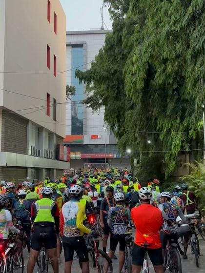 The massive crowd of 250 riders at the start of the Namma Keregalu 100K Brevet Populaire, an event designed to introduce new cyclists to randonneuring.