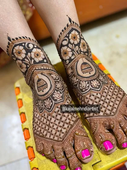 This bridal leg design is filled with beautiful details, including hanging jhumkas and delicate floral patterns.