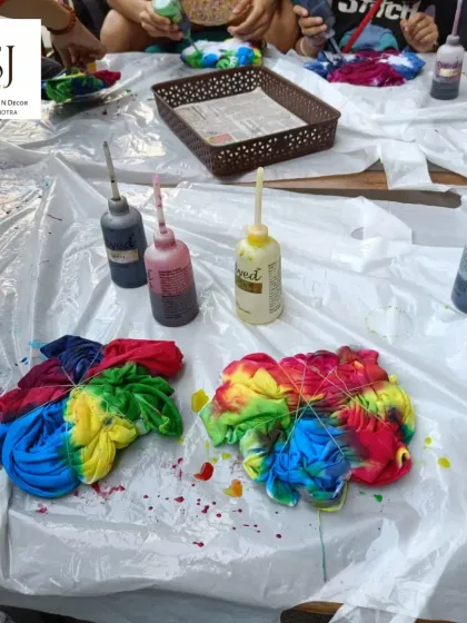 The tie-dye station ready for action. We provide all the necessary materials and guidance for a colorful and creative t-shirt painting activity.