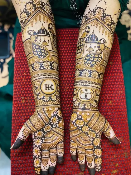 A duplicate of image 173, this grand design features peacocks, palace architecture, and personalized initials.