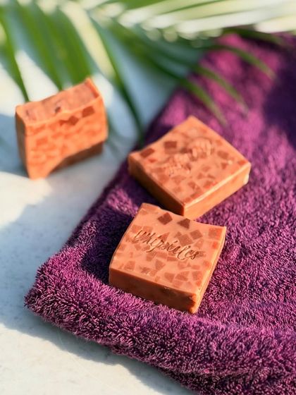 Nothing is better than a citrusy burst to elevate your summer bath, and our Citrus Bloom soap delivers just that.