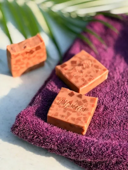 Nothing is better than a citrusy burst to elevate your summer bath, and our Citrus Bloom soap delivers just that.