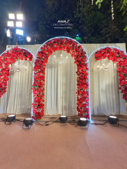 The photo booth illuminated at night, creating a dramatic and romantic effect.