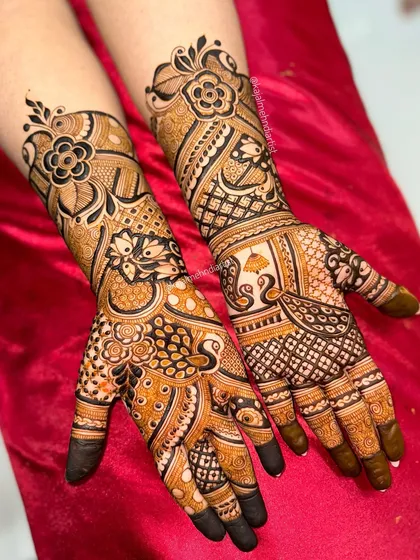 A view of the engagement special design, showing both hands together.