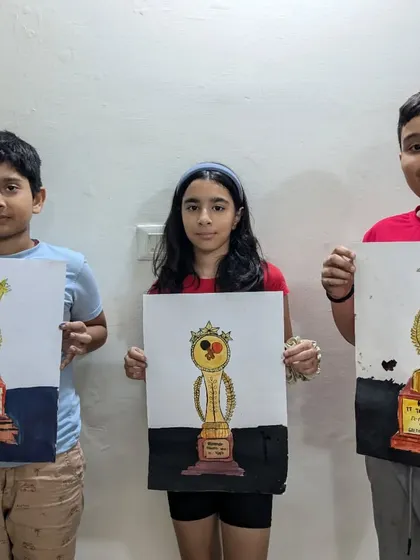 Our first-year students with their trophy paintings. This object study was a great exercise in capturing metallic reflections and complex shapes.