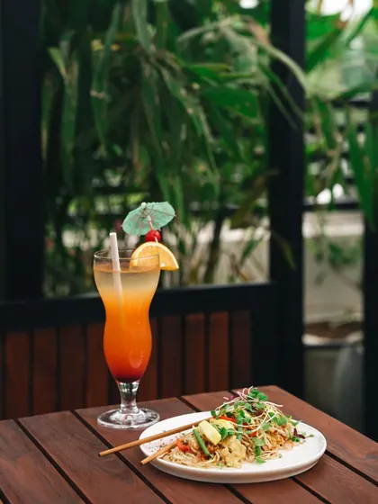 This shot was for a restaurant that wanted to highlight its beautiful green property. The composition balances the food and drink with the modern, natural ambience of the space.