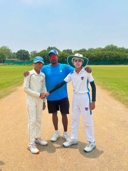 Match day. The coach with the two captains at the toss. A moment of guidance and support before the battle begins.