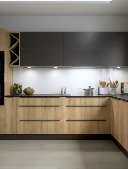 This kitchen design features a warm wood finish on the handleless lower cabinets, contrasted with dark matte upper cabinets. The layout includes a dedicated wine rack and integrated oven, demonstrating efficient space planning in a modern kitchen.
