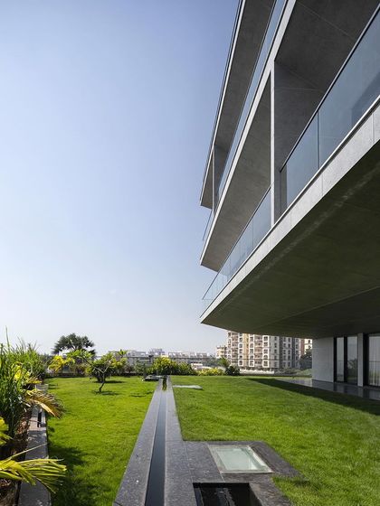 The 7-meter cantilever of Villa Vue creates a dramatic covered space for the garden and outdoor lounge area below. This engineering feat allows the landscape to flow underneath the building, maximizing green space on the site.