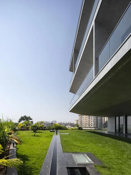 The 7-meter cantilever of Villa Vue creates a dramatic covered space for the garden and outdoor lounge area below. This engineering feat allows the landscape to flow underneath the building, maximizing green space on the site.