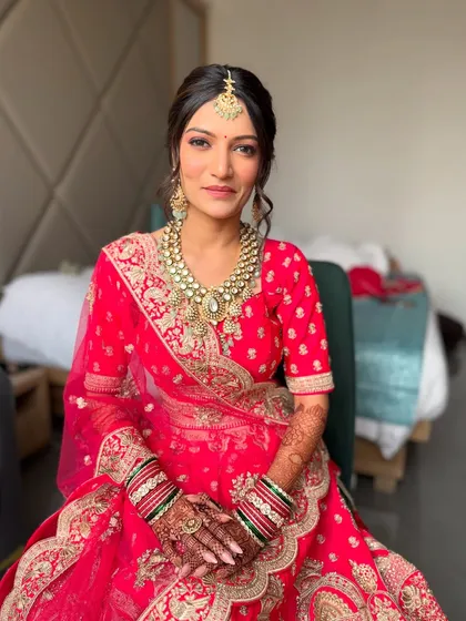 Elegance in simplicity. This minimal red bridal look speaks volumes with its timeless charm, proving that less is truly more.