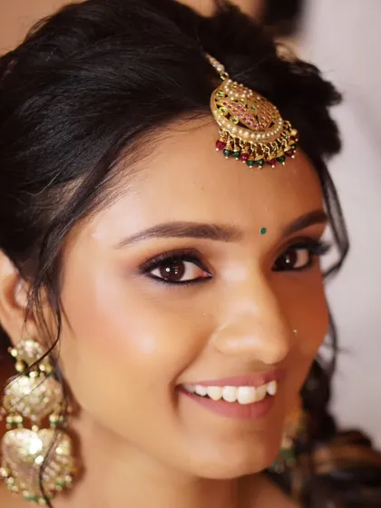 A Mehendi ceremony calls for a look that is both earthy and elegant. For Nony, I used warm terracotta tones on the eyes, intense kohl liner, and a soft nude lip to create a look that felt natural, beautiful, and perfect for the vibrant celebration.