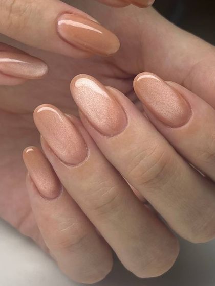 A beautiful nude cat-eye effect. This subtle magnetic shimmer adds a touch of magic to a classic neutral base color.