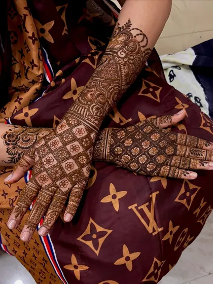 I enjoy playing with contrasting styles. Here, one hand features a dense geometric grid pattern, while the other showcases a more intricate and varied design, offering a unique yin and yang effect.