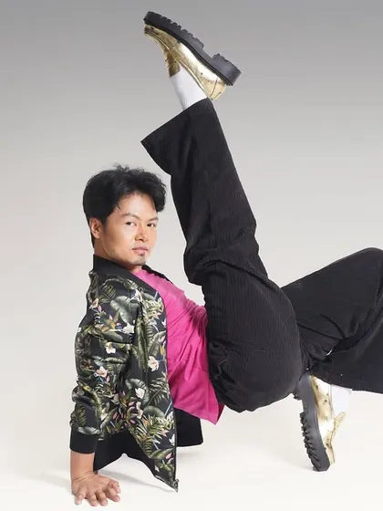 This pose showcases the flexibility of the model and the durability of the makeup and hair. It's a look that's both artistic and athletic.