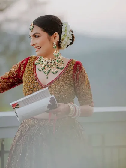 The bride's happy expression says it all. Her makeup is subtle yet defining, with a skin-like base and feathery lashes that look stunning against the mountain backdrop.