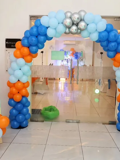 A welcoming balloon arch in blue and orange for a Bluey themed first birthday party.