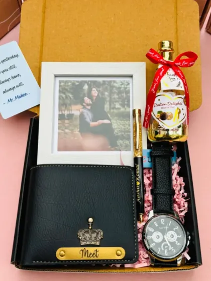 A thoughtful and romantic gift box for him. It features a personalized wallet with a crown charm, a watch, a photo frame with your picture, and a small bottle of non-alcoholic sparkling juice, complete with a handwritten note.