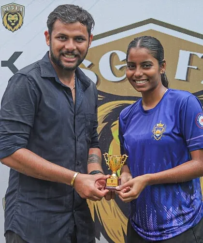 Recognizing individual brilliance. Our coach presents a Player of the Match award to one of our deserving Lionesses at the Inter SG5 Cup.