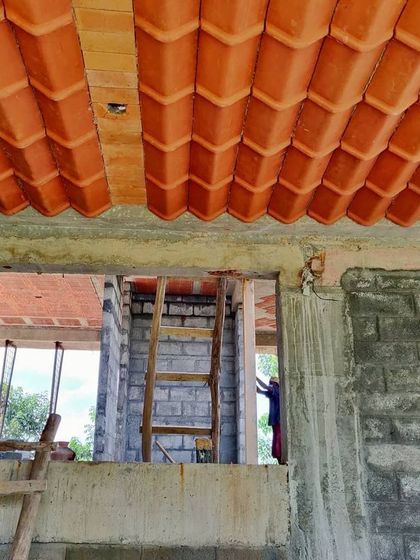 We flipped the roof! This filler slab ceiling uses terracotta ridge tiles, typically found on a sloping roof, to create a unique vaulted effect. This technique provides passive cooling and adds a distinctive architectural character to the room.