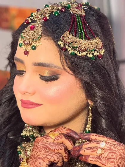 The side profile of this Walima bride shows off her intricate hairstyle and the beautiful details of her jhoomar and other jewelry.