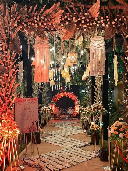 This boho-chic reception entrance sets a magical tone for the evening. We used dried pampas grass, preserved palm leaves, and reusable macrame hangings to create a warm, inviting, and completely sustainable welcome for the guests.