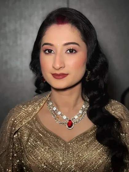 This bride’s reception look was all about timeless glamour. We opted for classic Hollywood waves, soft sculpting, and a touch of drama on the eyes.