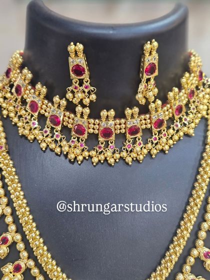 The choker in this set has a classic, regal design that sits beautifully on the neck.