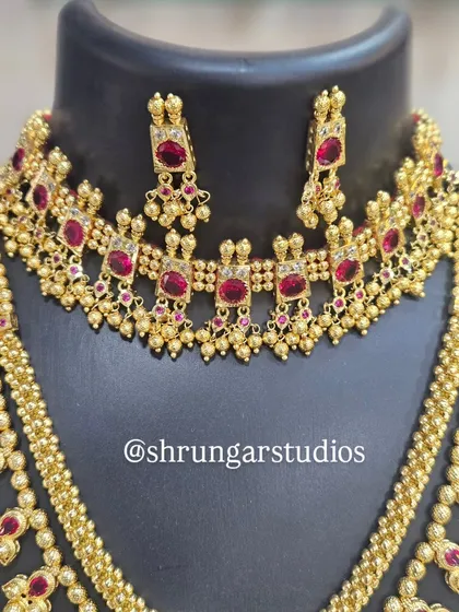 The choker in this set has a classic, regal design that sits beautifully on the neck.