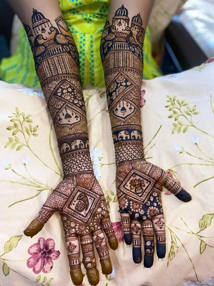 A beautiful traditional design featuring doli-bearers and a Ganpati motif, perfect for a classic bride.