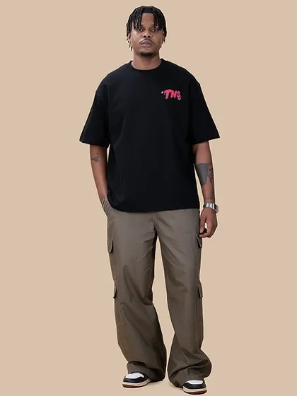 A full look at how the 'Toxic Love' oversized tee fits. It pairs perfectly with cargo pants for a classic streetwear silhouette.
