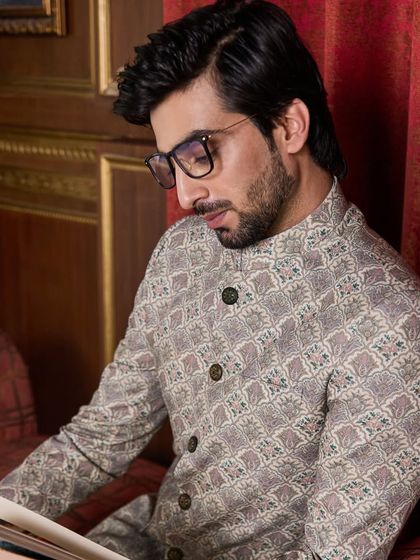 This bandhgala features a sophisticated paisley and geometric woven pattern. It’s a statement piece that speaks of heritage and style, perfect for a daytime wedding or festive gathering.