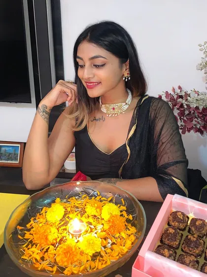A smile to celebrate the festival of lights. This look is all about understated elegance, letting the festive spirit shine.