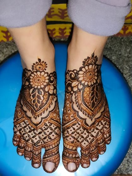Hajira Mehendi Artist - Mehndi Artist Services Elegant Foot & Leg Mehndi photo 4